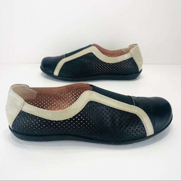 Wonders Women Flat/Loafer Size 10.5 Black Cream Perforated Leather Made In Spain - Picture 1 of 16